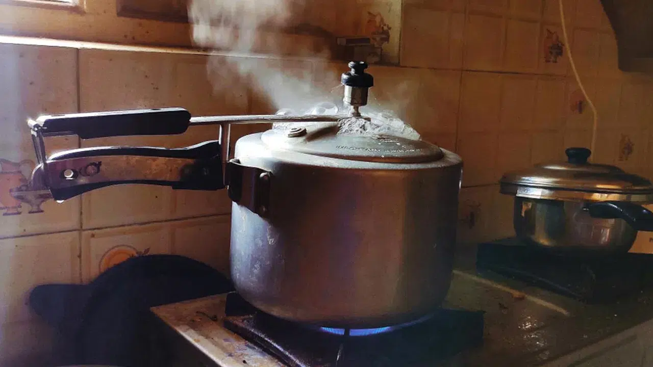  Old pressure Cooker : మీ ఇంట్లో పాత ప్రెజర్ కుక్కర్ ఉంటే... దానిని వెంటనే తీసి పడేయండి... లేదంటే బకెట్ తన్నెస్తారు....?