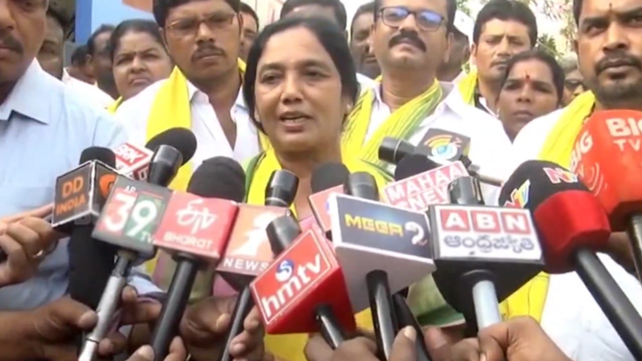 Paritala Sunitha : ప్రకాష్ రెడ్డి నిద్రలో కూడా పరిటాల రవినే కలవరిస్తున్నాడు : సునీత