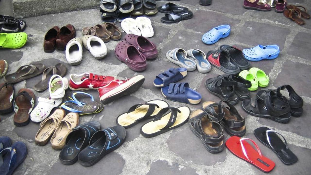 Shoes : ఈ విష‌యం మీకు తెలుసా.. చెప్పులు లేదా షూస్ పోతే పోలీసుల‌కి ఫిర్యాదు చేయాలా?