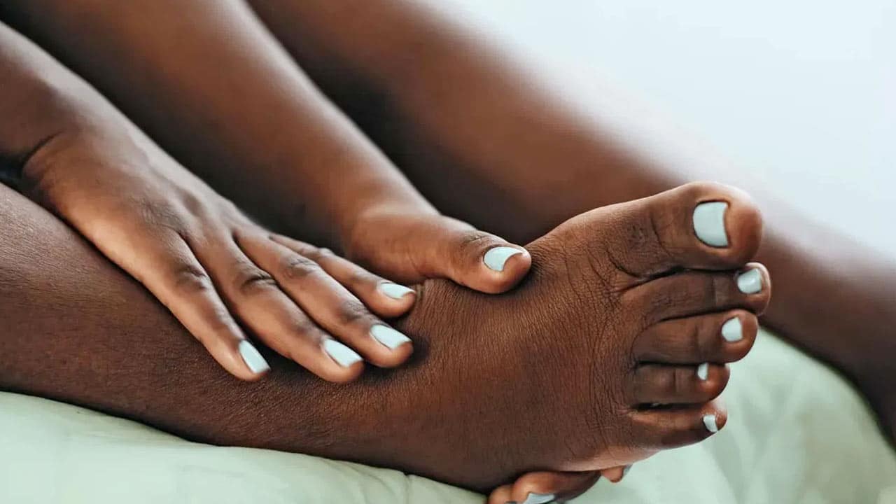 Vitamin B12 : చేతులు, కాళ్లలో తిమ్మిరిగా అనిపిస్తుందా? జాగ్రత్త! ఇది విటమిన్ B12 లోపానికి సంకేతం కావచ్చు