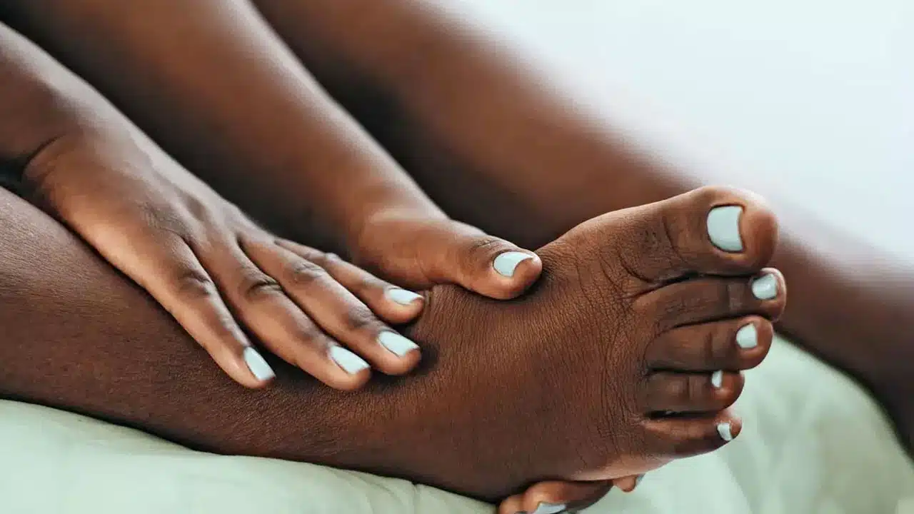 Vitamin B12 : చేతులు, కాళ్లలో తిమ్మిరిగా అనిపిస్తుందా? జాగ్రత్త! ఇది విటమిన్ B12 లోపానికి సంకేతం కావచ్చు