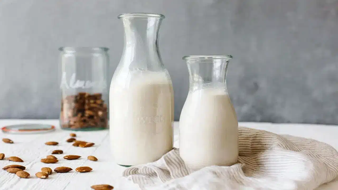 Almond Milk | బాదం పాలు తాగితే ఎన్ని లాభాలో తెలుసా.. మీరు రోజు ఇలా చేయండి..!