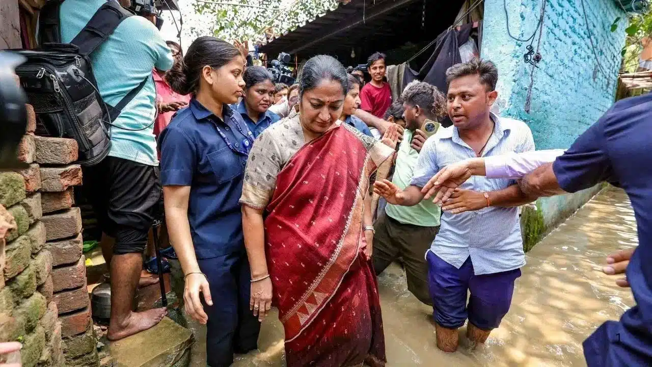 Delhi Cm | ప్రజా దర్బార్లో ఉద్రిక్తత .. ఢిల్లీ సీఎం రేఖ గుప్తాపై దాడికి యత్నం