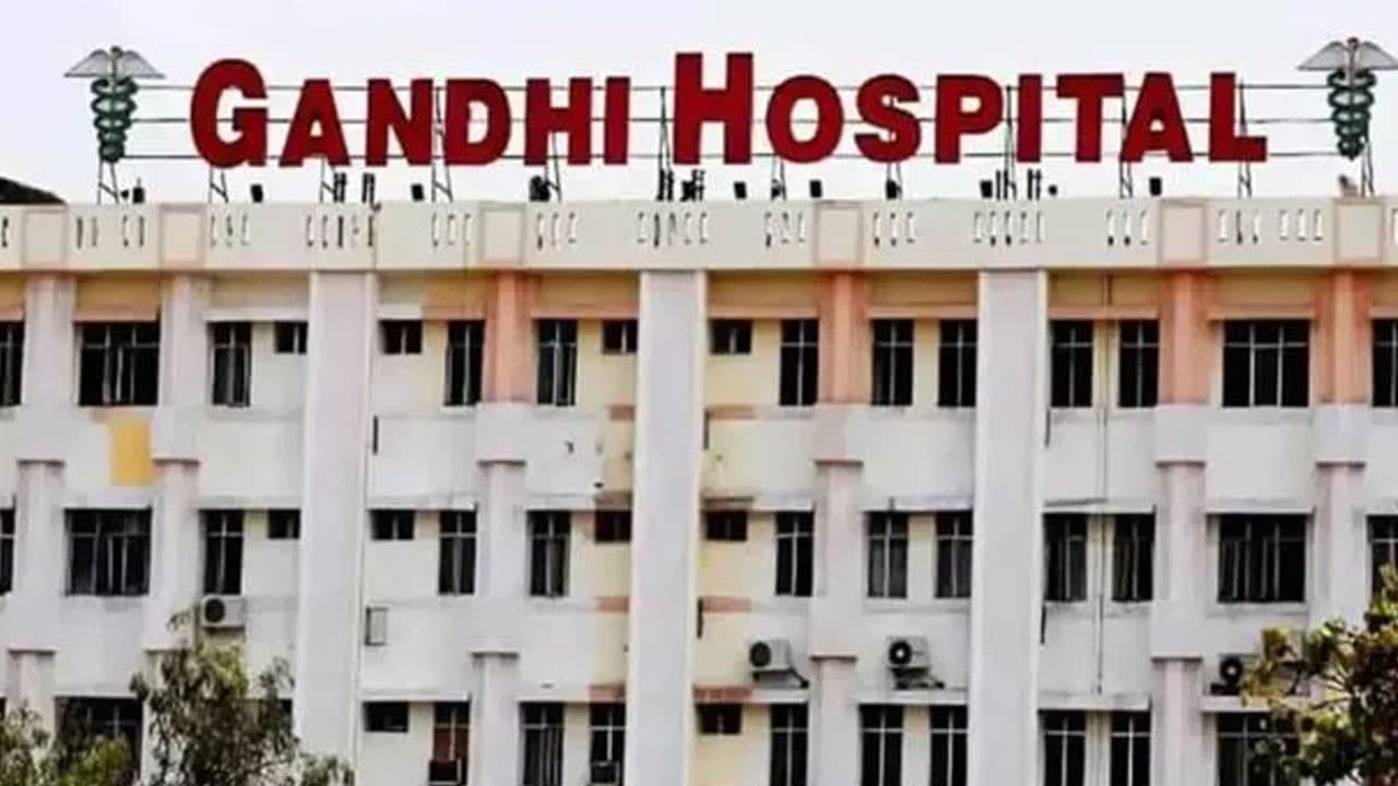 Gandhi Hospital | కుటుంబ కలహాల‌తో బ్లేడ్లు మింగిన ఆటో డ్రైవర్‌..శస్త్ర చికిత్స లేకుండానే రికవరీ చేసిన గాంధీ వైద్యులు