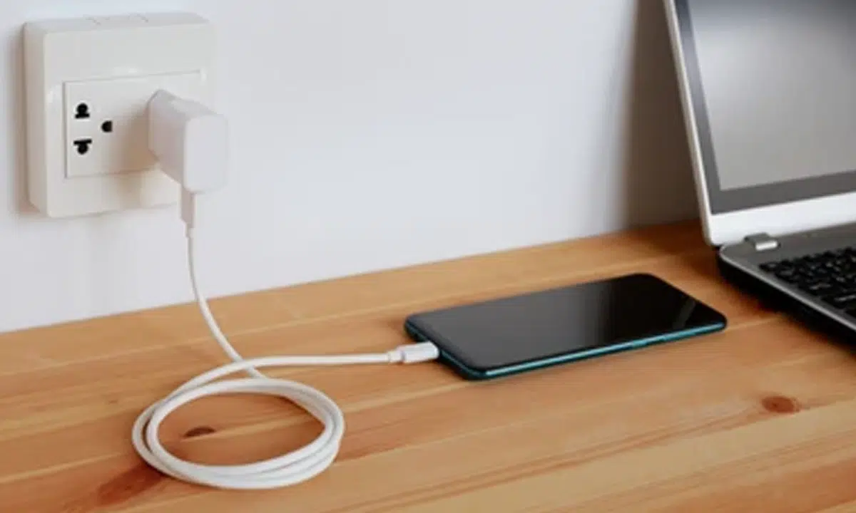 Vastu Tips : వాస్తు శాస్త్రం ప్రకారం... ఈ దిశలో ఎట్టి పరిస్థితుల్లో కూడా మొబైల్స్ చార్జింగ్ పెట్టకండి...?