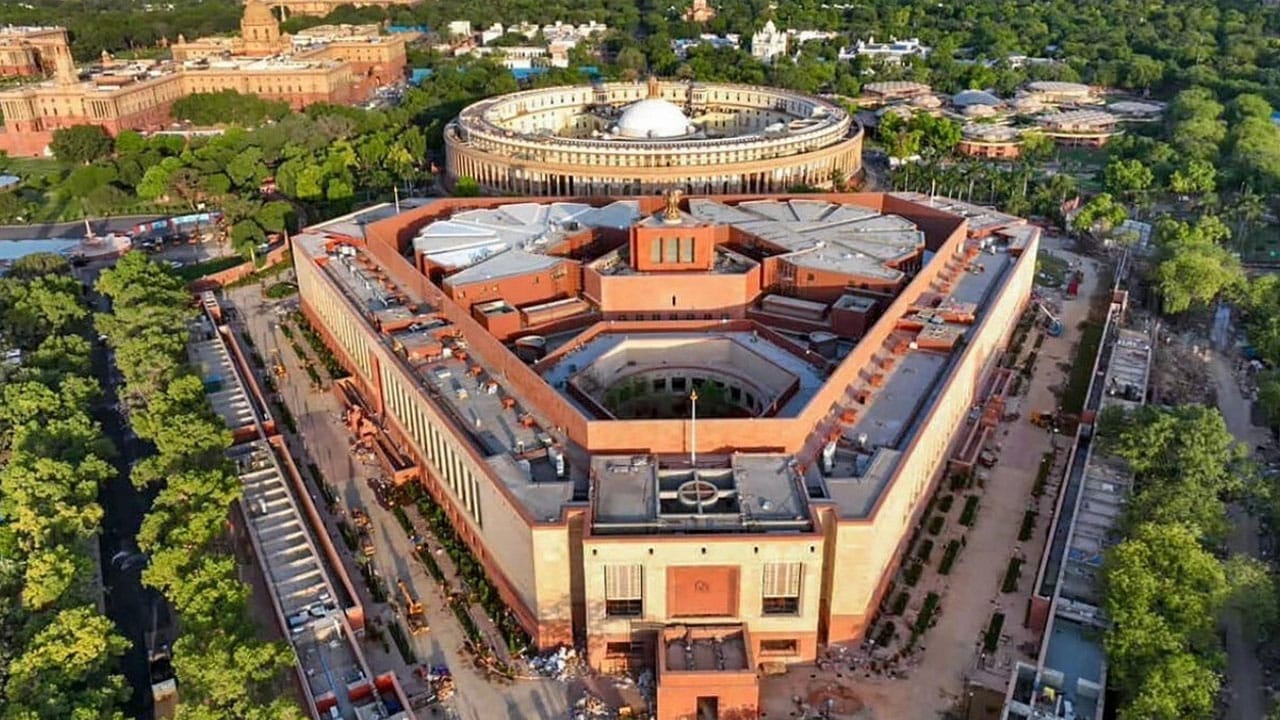 Parliament | గోడ దూకి పార్ల‌మెంట్‌లోకి ప్ర‌వేశించిన ఆగంత‌కుడు.. ఉలిక్కిప‌డ్డ దేశం