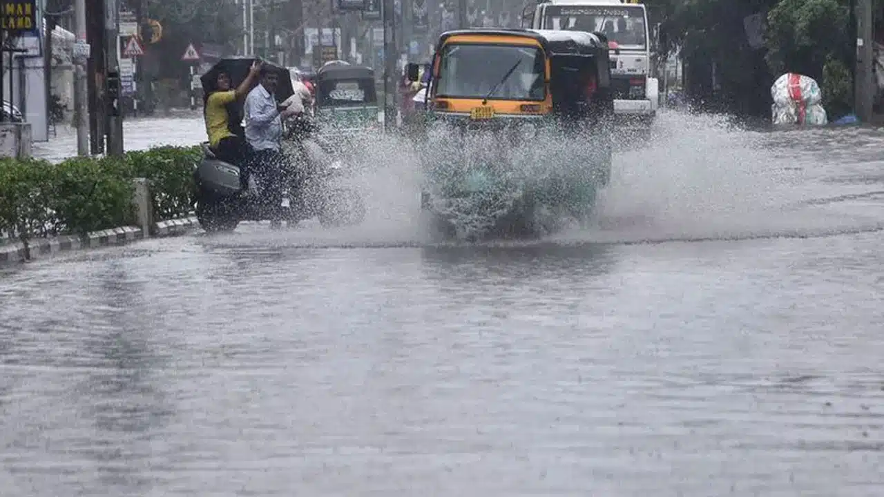 Heavy Rains | మరో పెద్ద బాంబ్ పేల్చిన వాతావరణ శాఖ.. ఎవరు కూడా బయటకు రావొద్దు..!