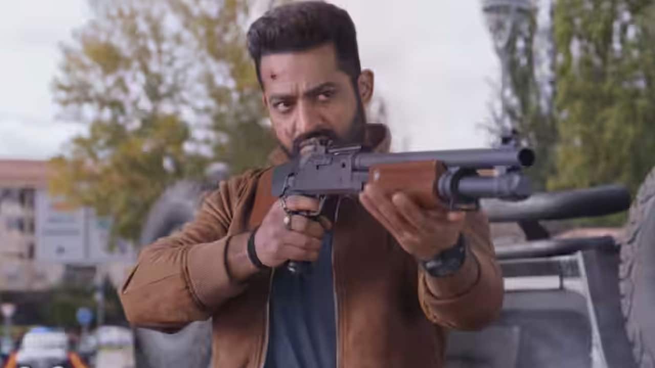War 2 | నెగెటివ్ టాక్‌తోను రెండో రోజు ఎక్కువ క‌లెక్ష‌న్స్ వ‌సూలు చేసిన ఎన్టీఆర్ వార్ 2