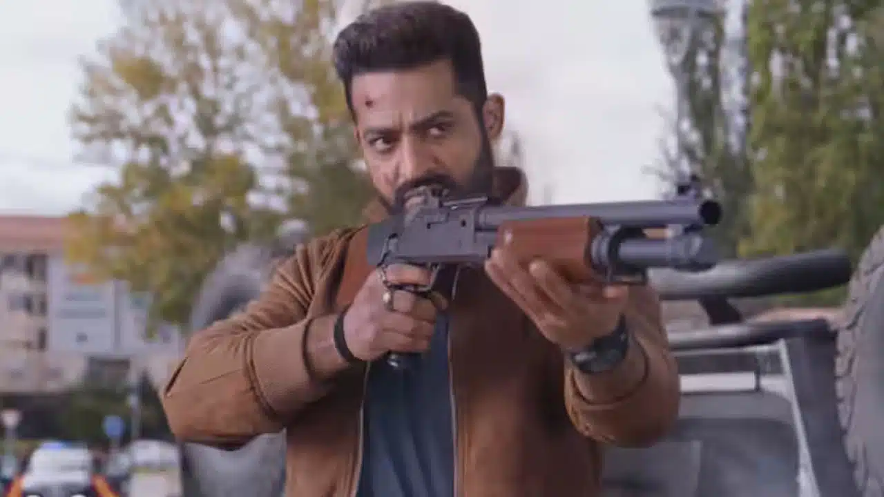 War 2 | నెగెటివ్ టాక్‌తోను రెండో రోజు ఎక్కువ క‌లెక్ష‌న్స్ వ‌సూలు చేసిన ఎన్టీఆర్ వార్ 2