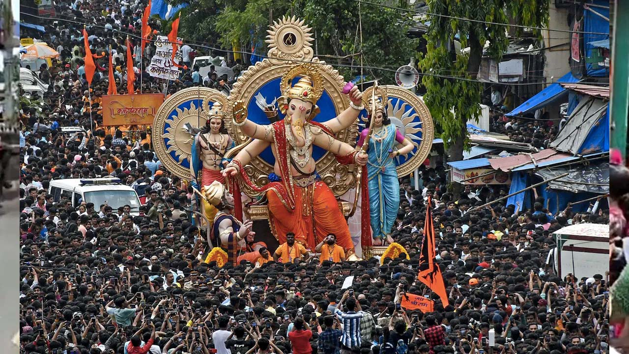 Ganesh Immersion : గణేశ్ నిమజ్జనం వేళ బాంబు బెదిరింపులు..పోలీసులు అలర్ట్