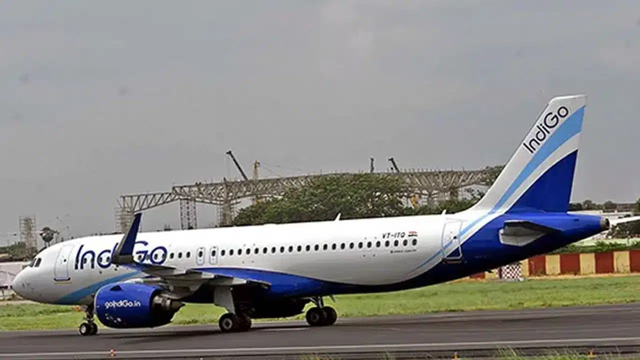 Airport | శంషాబాద్ విమానాశ్రయంలో త‌ప్పిన పెను ప్ర‌మాదం.. పైలట్ చాకచక్యంతో 162 మంది ప్ర‌యాణికులు సేఫ్‌