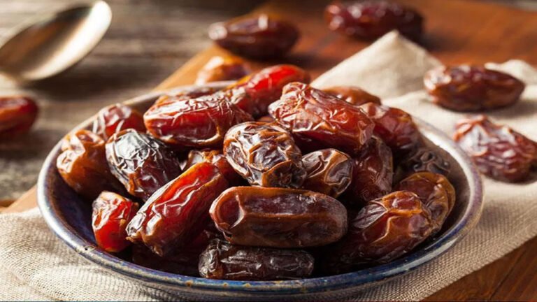 Soaked Vs Dry Dates | ఖర్జూరం తినటం వలన ఎలాంటి లాభాలు?.. ఎండినవా లేక‌ నానబెట్టినవి బెటరా?