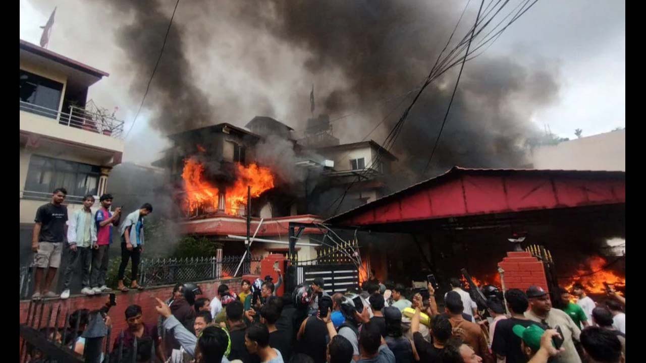 Nepal Crisis Deepens : ప్రధాని ఇంటికి నిప్పు పెట్టిన ఆందోళన కారులు..నేపాల్ లో టెన్షన్ టెన్షన్