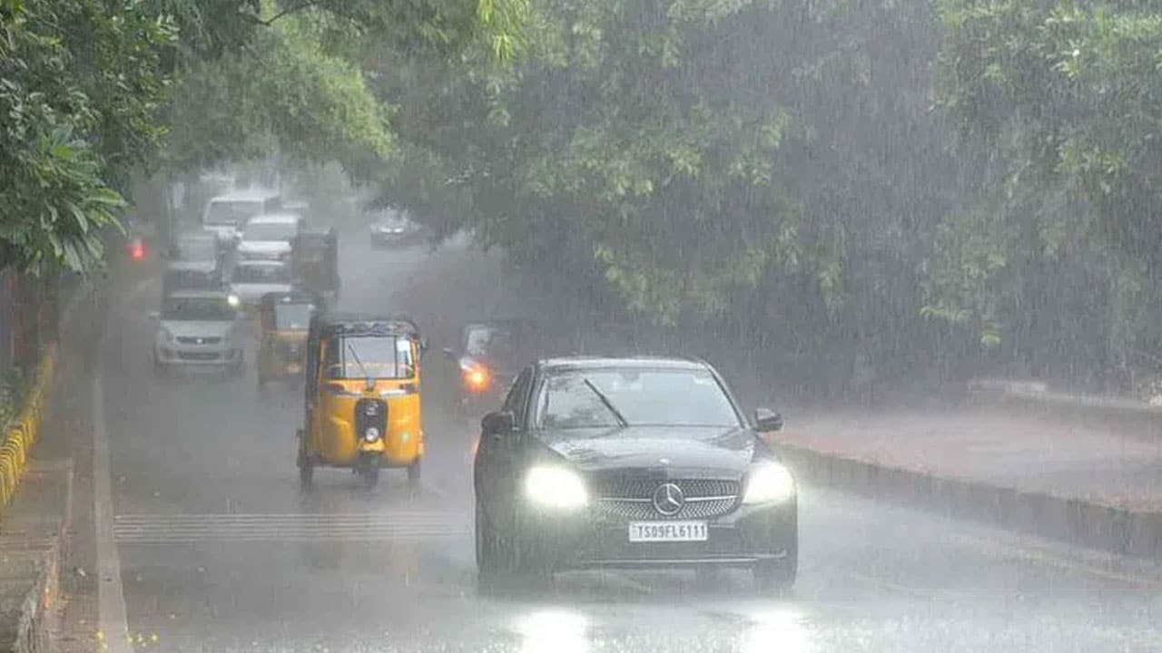 Telangana | తెలంగాణలో దంచికొడుతున్న వ‌ర్షాలు.. 11 జిల్లాలకు ఆరెంజ్ వార్నింగ్