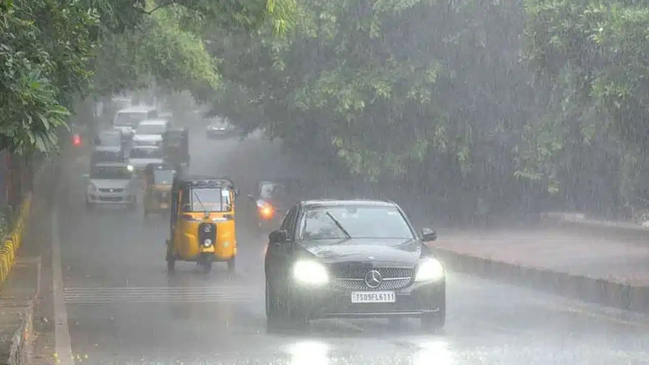 Telangana | తెలంగాణలో దంచికొడుతున్న వ‌ర్షాలు.. 11 జిల్లాలకు ఆరెంజ్ వార్నింగ్