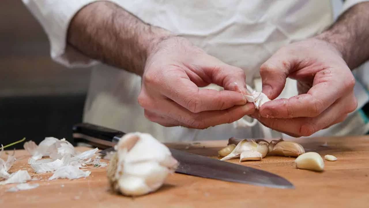 Garlic Peel Benefits | వెల్లుల్లి తొక్కలు పనికిరానివి కావు. .. ఆరోగ్యానికి అనేక ప్రయోజనాలు