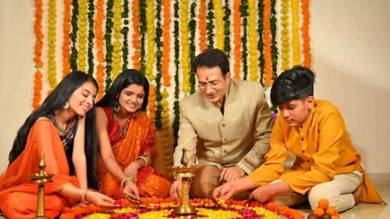 Diwali 2025 | ఈ రంగు దుస్తులు ధరించండి .. లక్ష్మీ కటాక్షం మీవైపు తిరుగుతుంది!