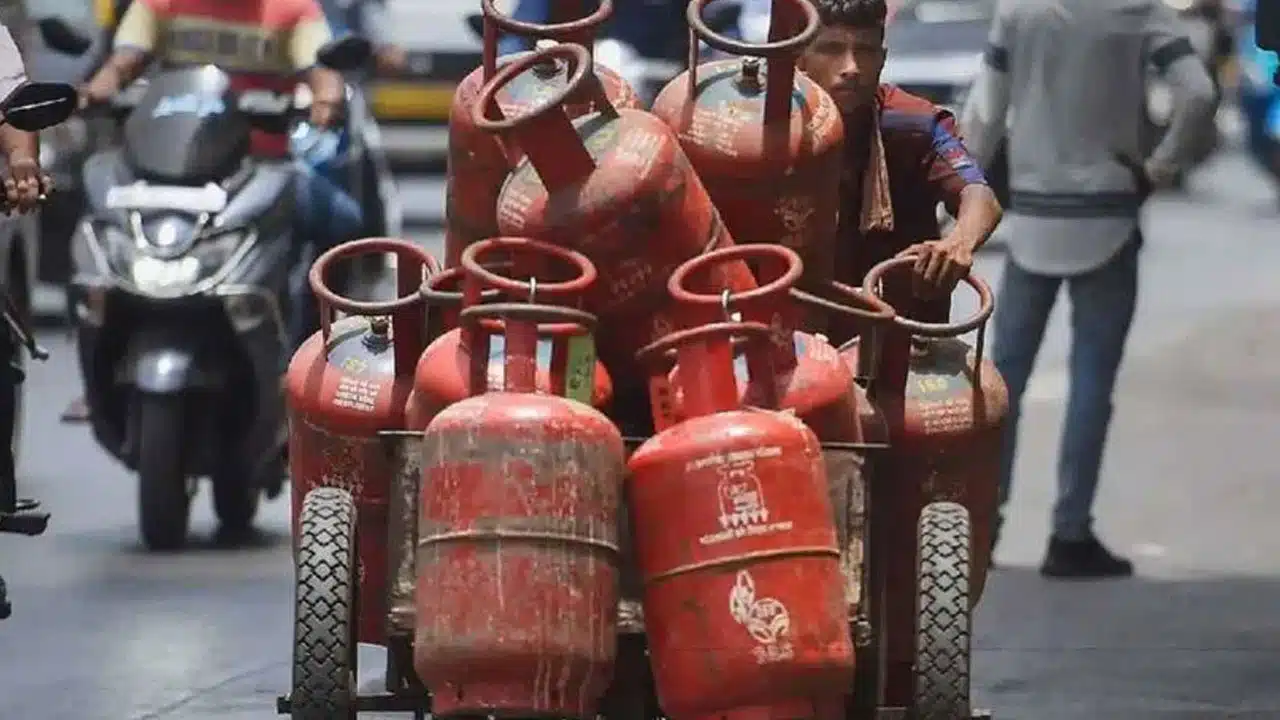 LPG Price Hike | అక్టోబర్లో పైపైకి గ్యాస్ ధరలు.. వాణిజ్య ఎల్పీజీ సిలిండర్ ధర పెంపు
