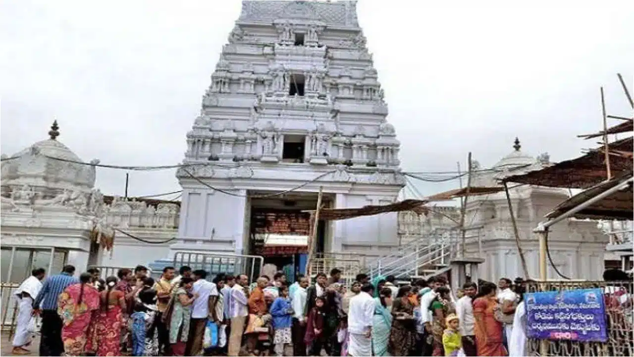 Vemulawada Temple | వేములవాడ రాజన్న ఆలయం తాత్కాలిక మూసివేతపై కలకలం.. భక్తుల ఆగ్రహం