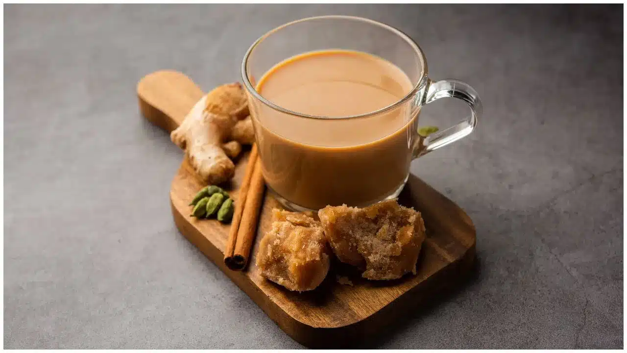 Jaggery Tea | శీతాకాలంలో ఆరోగ్యానికి మేలు చేసే బెల్లం టీ .. ఇలా చేస్తే ఎప్పుడూ విరగదు!