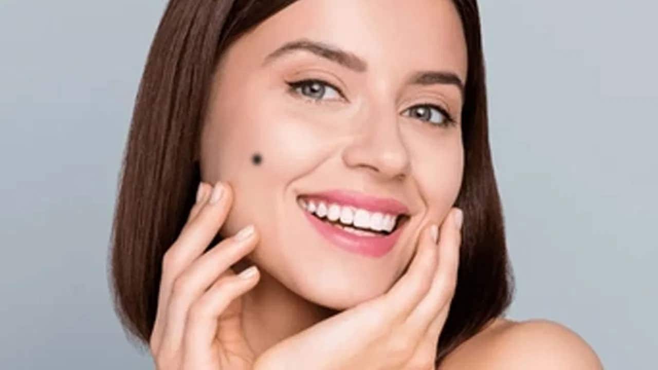 Mole | జ్యోతిషశాస్త్రం ప్రకారం కుడి బుగ్గపై పుట్టుమచ్చ ఉన్నవారి వ్యక్తిత్వ రహస్యాలు!