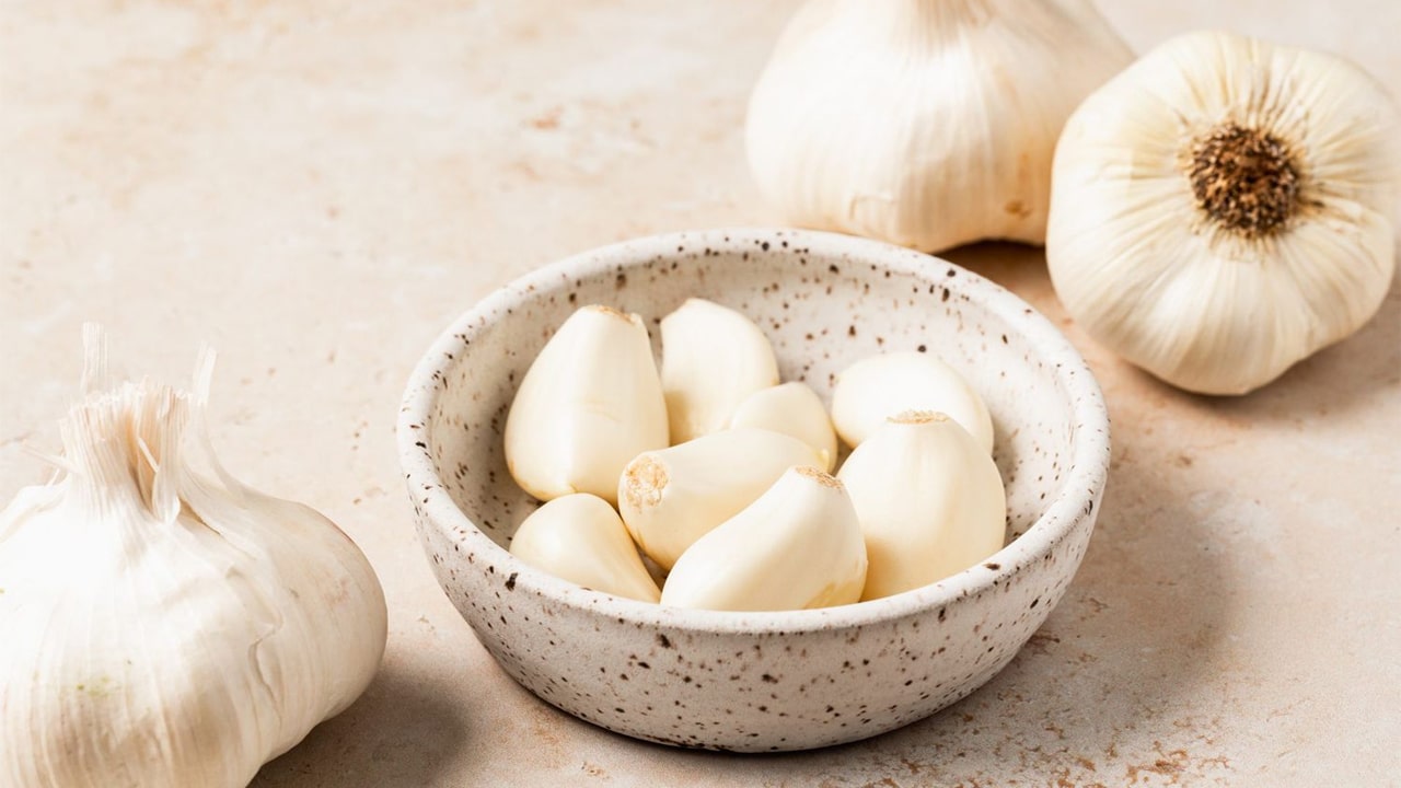 Garlic Health Benefits : రోజూ రెండు వెల్లుల్లి రెబ్బలు తింటే మీ బాడీలో ఏం జరుగుతుందో తెలుసా?