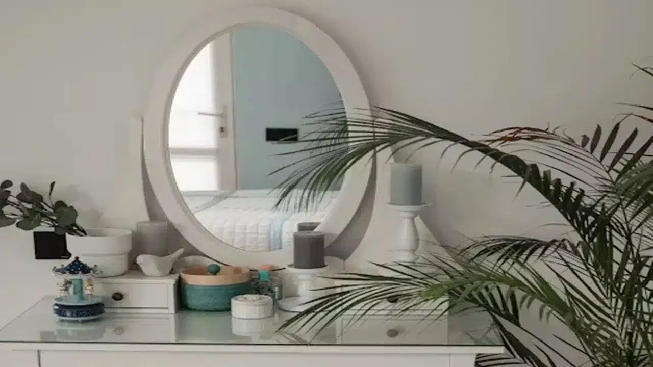 Mirror | రాత్రిళ్లు నిద్ర పట్టడం లేదా? .. మీ ఇంట్లో వాస్తు దోషాలే కారణమా!