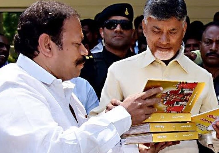 Srimalika రామాలయంలో శైలజాకిరణ్ కు కృష్ణయ్య అందించిన శ్రీనివాస్ శ్రీమాలిక