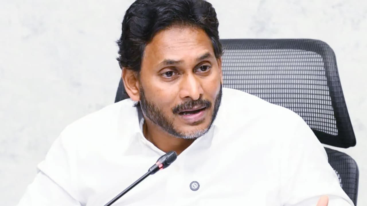 Ys Jagan :  జగన్ కు చంద్రబాబు కాంపిటీషన్ ఇవ్వలేకపోతున్నాడట..!