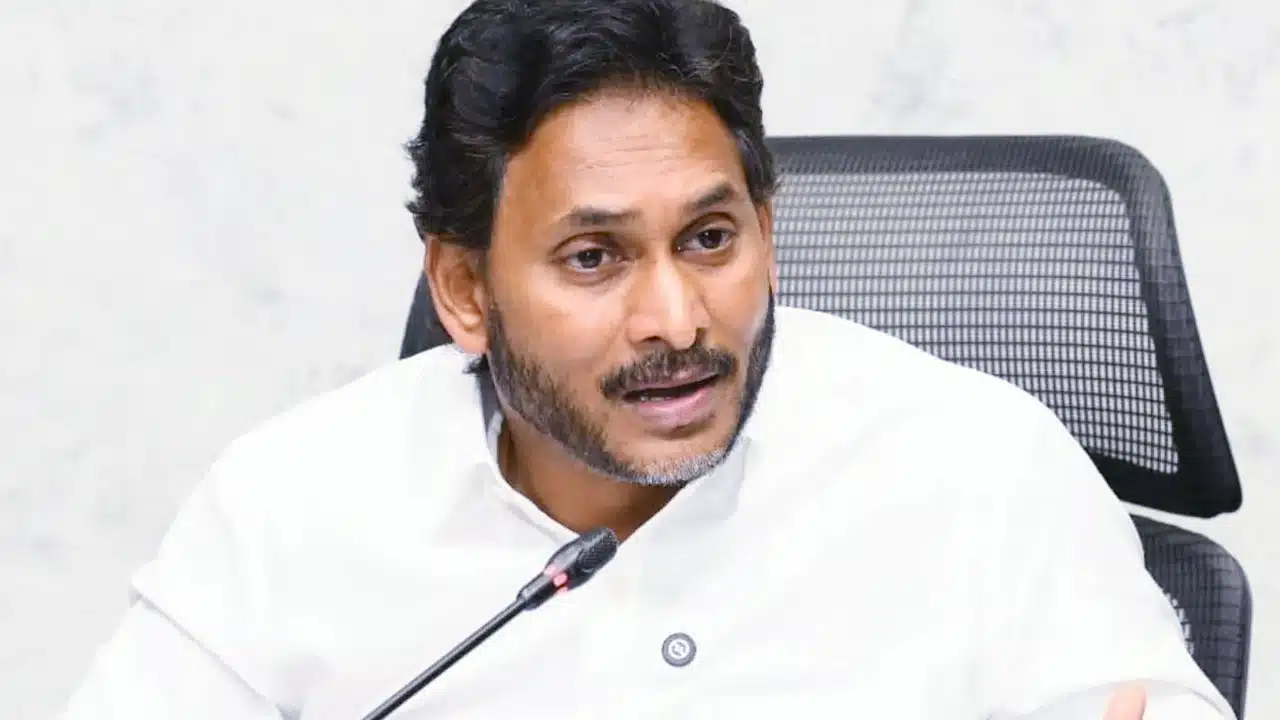 Ys Jagan : జగన్ కు చంద్రబాబు కాంపిటీషన్ ఇవ్వలేకపోతున్నాడట..!