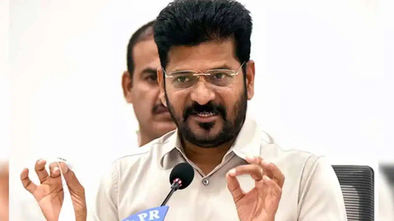 CM Revanth : సంక్రాంతి పండుగ వేళ చేనేత కార్మికులకు సీఎం రేవంత్ గుడ్ న్యూస్