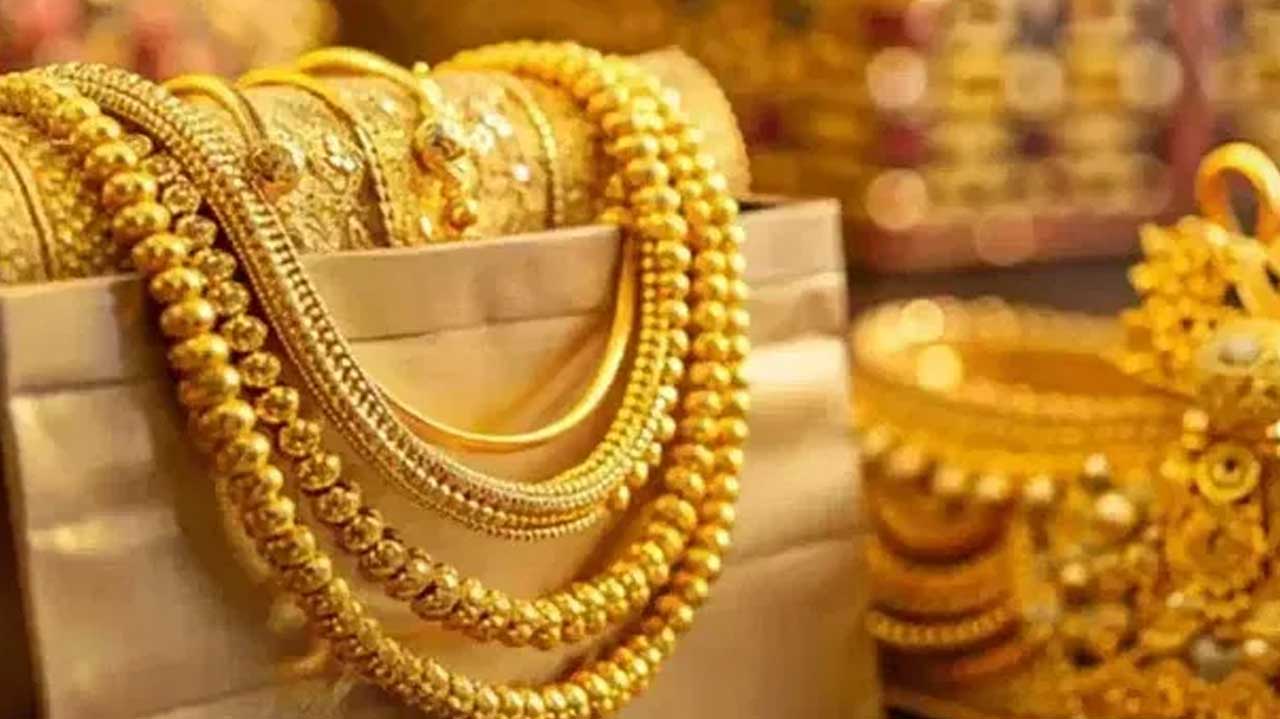 Today Gold Rate January 12 2026 హైదరాబాద్ మార్కెట్ లో ఈరోజు తులం బంగారం ఎంత ఉందొ తెలుసా