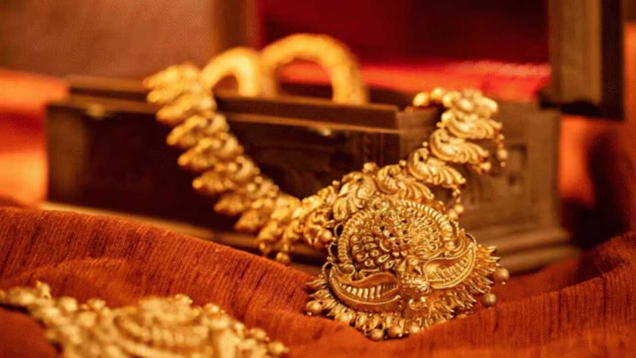 Gold Price Today :  బంగారం కొనుగోలు చేసేవారికి గుడ్ న్యూస్.. ఈరోజు ఏకంగా రూ. 2 వేలకు పైగా తగ్గిన తులం బంగారం