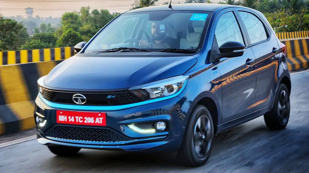 TATA Tiago : మీరు తక్కువ ధరలో కొత్త కారు కొనాలని చూస్తున్నారా..? అయితే ఇదే మీకు బెస్ట్