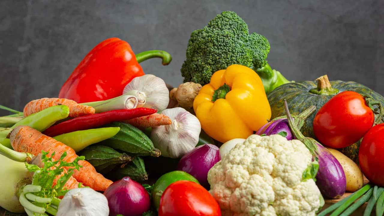 Vegetables And Fruits : వీటిని పచ్చిగా తింటే ప్రమాదమేనా?.. ఈ కూరగాయలు, పండ్ల విషయంలో జాగ్రత్తలు ఇవే..!