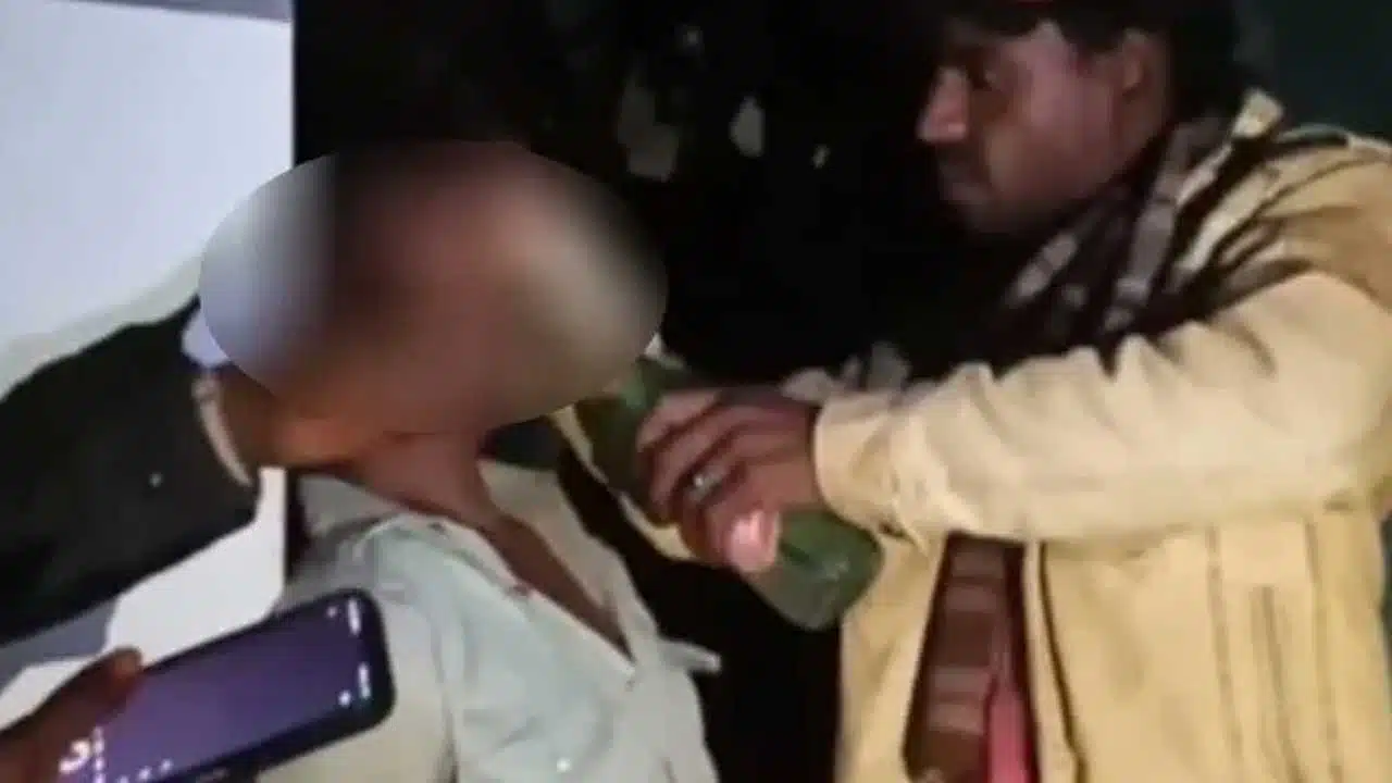 Youth Kidnap : సభ్యసమాజం తలదించుకునే అమానుష ఘటన.. ప్రేమించాడని యువకుడికి మూత్రం తాగించి చిత్రహింసలు