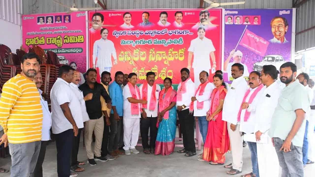 BRS Party : మాజీ ఎమ్మెల్యే నల్లమోతు భాస్కర్ రావు సమక్షంలో బీఆర్ఎస్లోకి చేరిన మాజీ కౌన్సిలర్ చిదెళ్ళ సత్యవేణి - వెంకటేశ్వర్లు