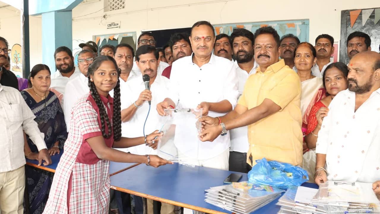 Uppal : ఉప్పల్‌లో పదవ తరగతి విద్యార్థులకు ఎగ్జామ్ ప్యాడ్స్ పంపిణీ