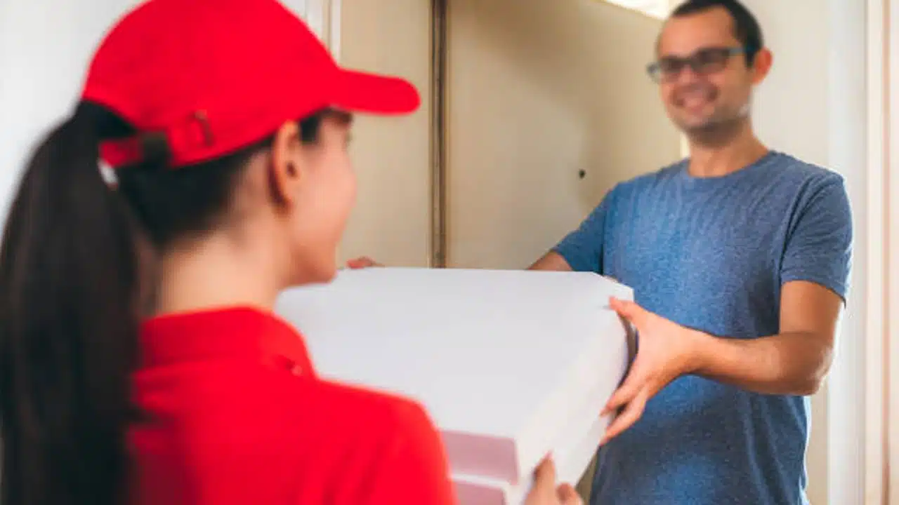 Husband Wife : భ‌లే బుక్క‌య్యాడు.. ఊరు వెళుతున్నా అని భార్య‌కి అబ‌ద్ధం.. పిజ్జా డెలివరీ స‌మ‌యంలో రెడ్ హ్యాండెడ్‌గా దొరికాడు..!