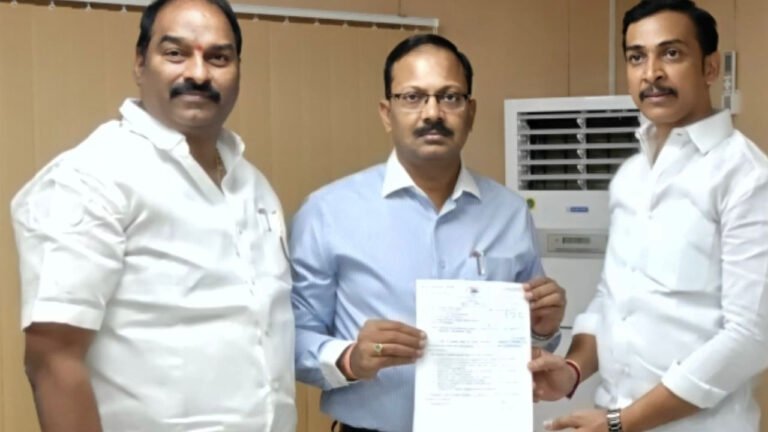 Uppal : అభివృద్ధి పనులకు నిధుల మంజూరు కోరుతూ కమిషనర్‌కు వినతి