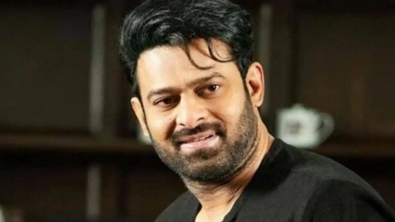 Prabhas : అన్నా నీ కాళ్ళు పట్టుకుంటాం .. ఆ పని మాత్రం చేయకు అంటున్న ప్రభాస్ ఫ్యాన్స్