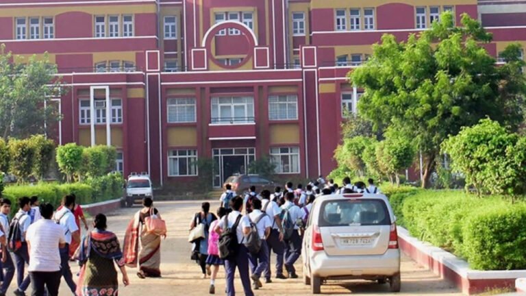 High Fees :  బ్రేకింగ్‌ న్యూస్‌ .. ప్రైవేట్ స్కూల్ విద్యార్థుల తల్లిదండ్రులకు తీపికబురు .. ఫీజుల విషయంలో సీఎం కీలక నిర్ణయం