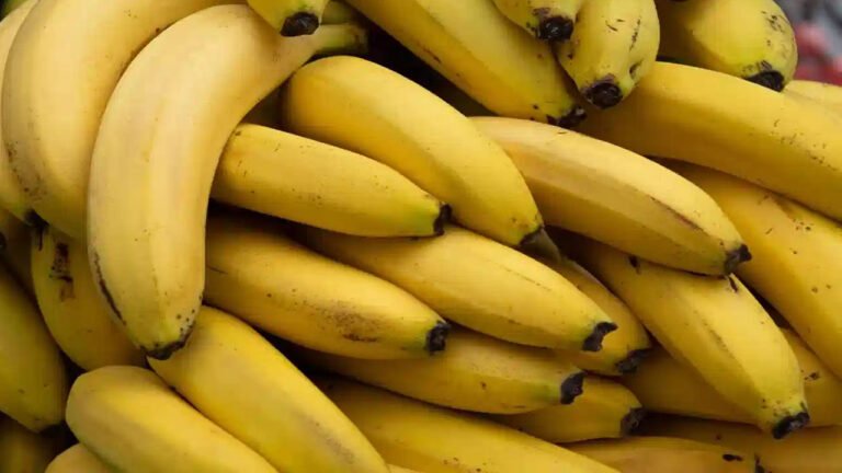 Banana : అరటిపండు సూపర్ ఫుడే కానీ .. సరైన సమయంలో తినకపోతే ఆరోగ్యానికి ముప్పే అని తెలుసా..!