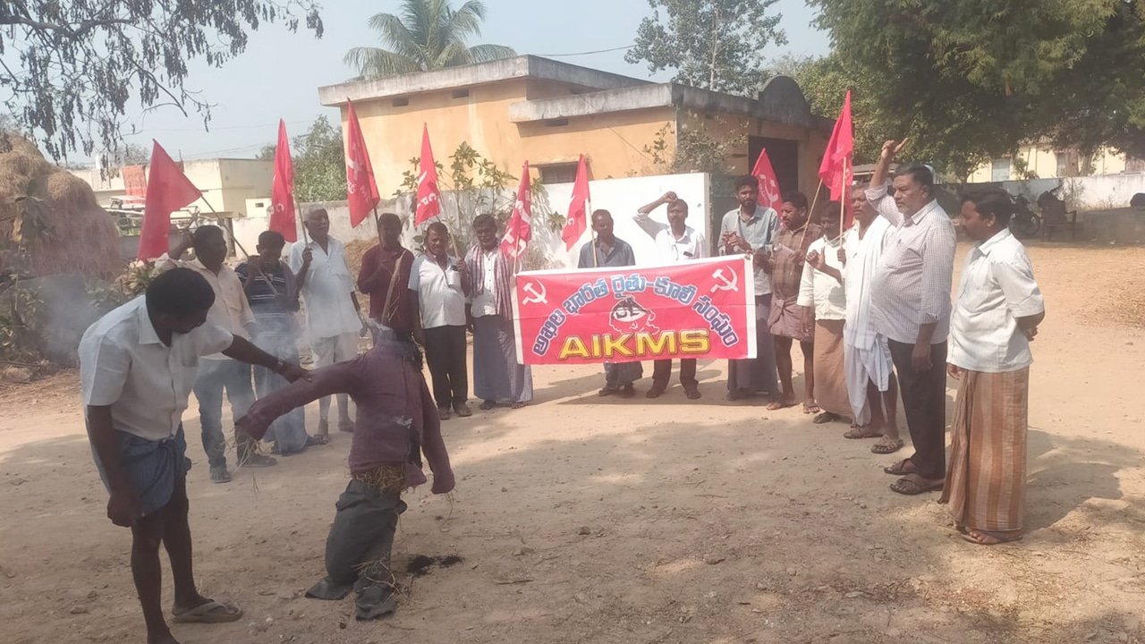 Velidanda Village : వెలిదండ గ్రామం భారత రైతు కూలి సంఘం ఆధ్వర్యంలో మోడీ దిష్టిబొమ్మ దగ్ధం..!