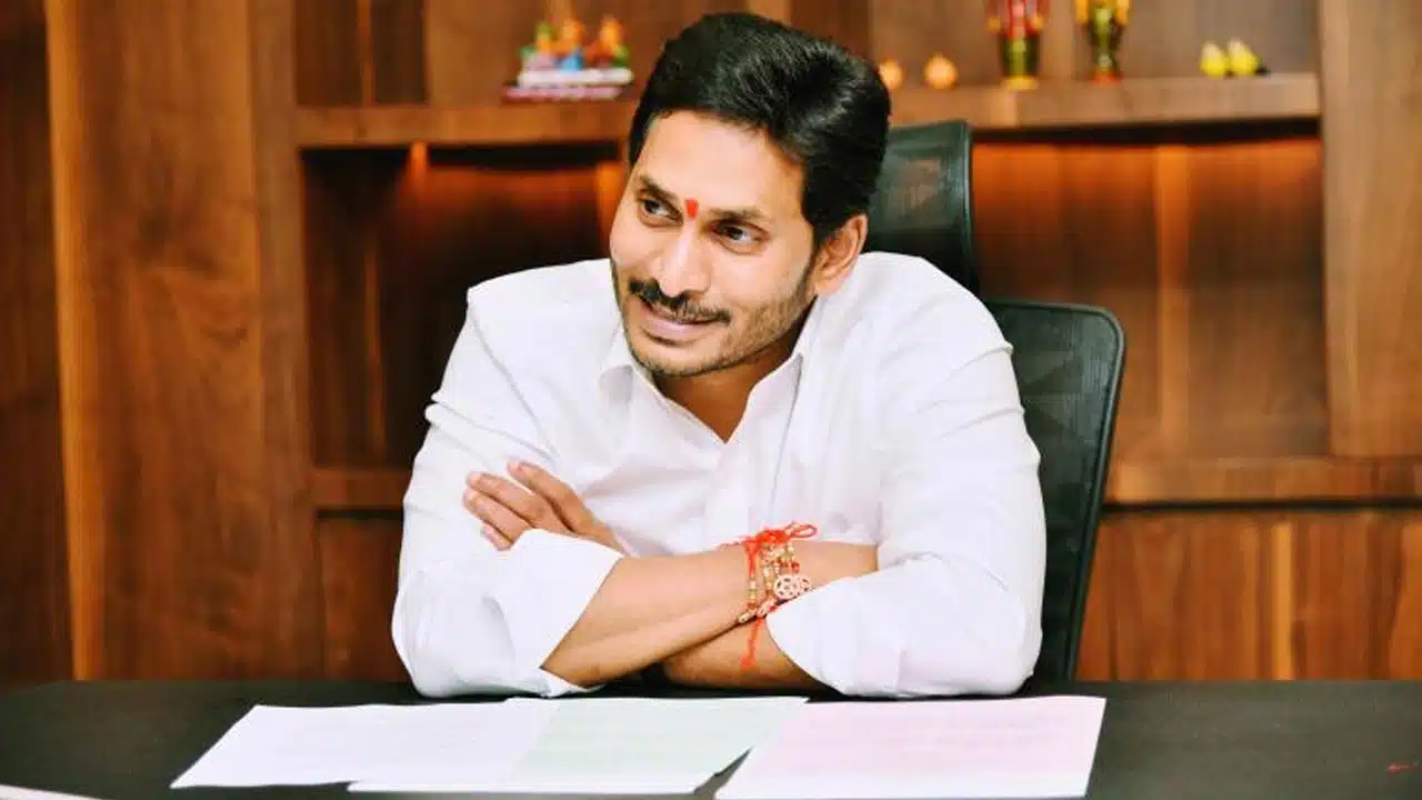 Ys Jagan : ఒకే ఒక్క ఫోన్ కొంప ముంచింది .. అడ్డంగా దొరికిన జగన్ బాబాయ్..!
