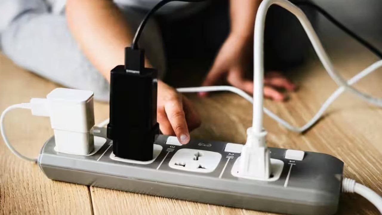 Why Mobile Chargers Black or White : 99 శాతం మందికి తెలియని నిజం.. ఫోన్ ఛార్జర్లు బ్లాక్ లేదా వైట్ కలర్‌లోనే ఎందుకుంటాయో తెలుసా?