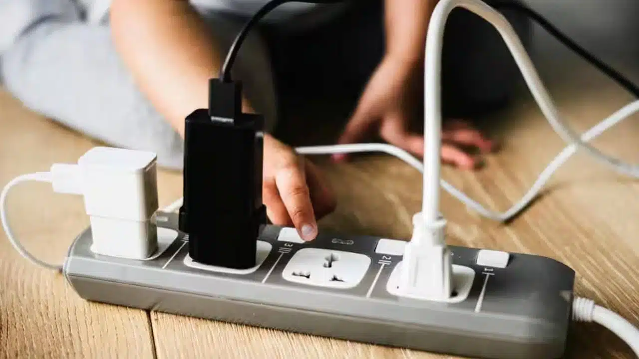 Why Mobile Chargers Black or White : 99 శాతం మందికి తెలియని నిజం.. ఫోన్ ఛార్జర్లు బ్లాక్ లేదా వైట్ కలర్‌లోనే ఎందుకుంటాయో తెలుసా?