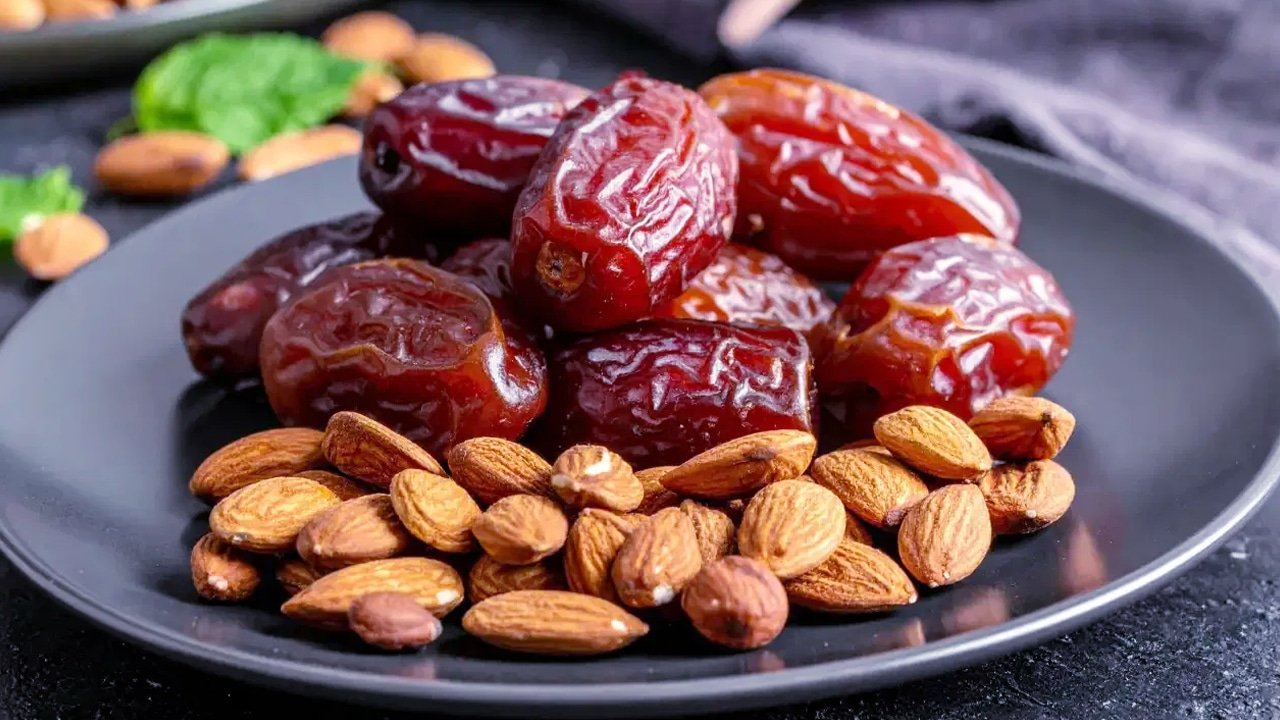 Dates vs Almonds : ఖర్జూరం vs బాదం ఆరోగ్యానికి ఏది మంచింది.. ఏది మీకు ఎక్కువ ప్రయోజనం తెలుసా ?