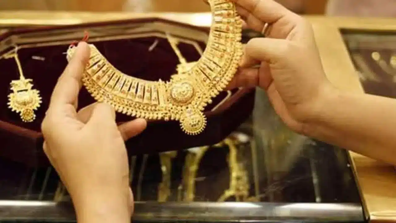 Gold and Silver Rates 19 Feb 2026 Today : స్థిరంగా పసిడి, పతనమైన వెండి.. తెలుగు రాష్ట్రాల్లో ఈరోజు రేట్లు ఇవే!