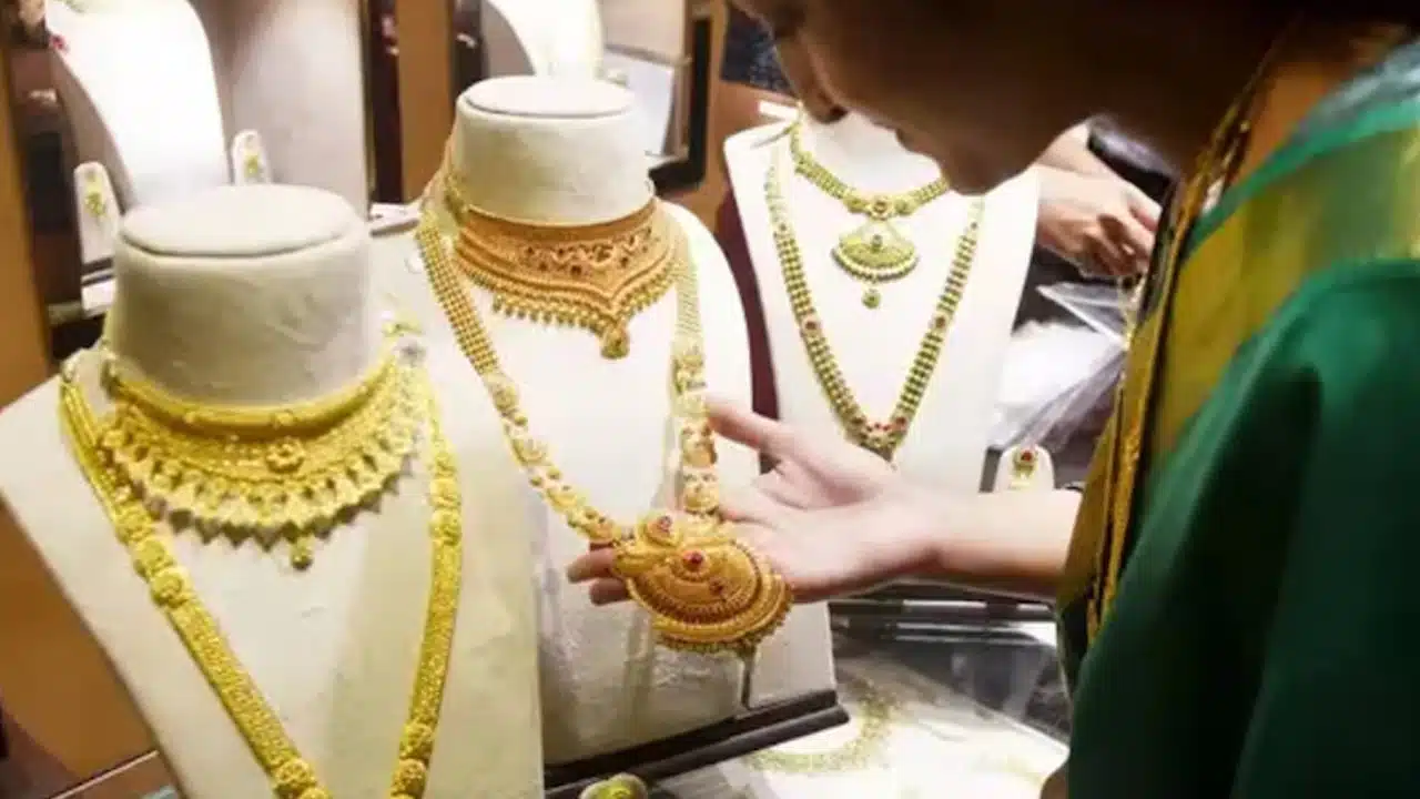 Gold and Silver Price Today 26 Feb 2026 : పెళ్లిళ్ల సీజన్లో బంగారం కొనే మహిళలకు బ్యాడ్ న్యూస్.. మళ్లీ పెరిగిన పసిడి, వెండి ధరలు